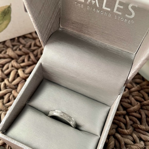 Zales Other - Zales Mens 10k White Gold Wedding Band